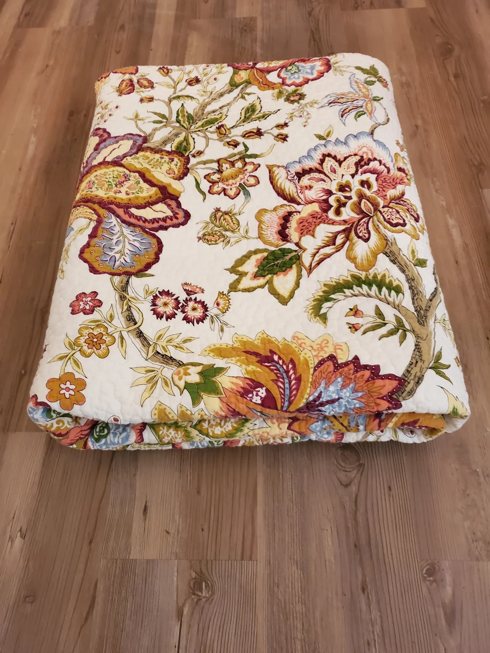 Twin Floral Quilted Bedspread in White with Multicolor Blooms C & F with Sham